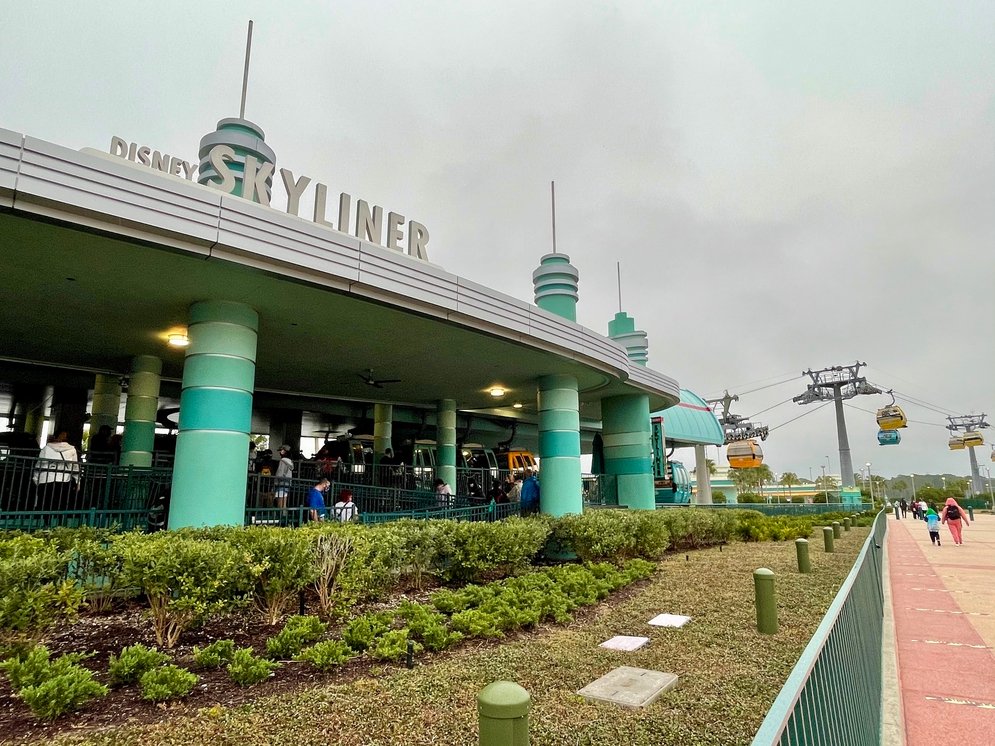 Disney Skyliner Guide: Routes, Transfers, Resorts, and Tips 9 Disney Skyliner gondola line stopped during scheduled maintenance