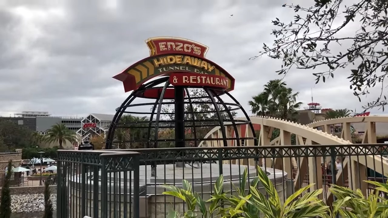Enzos Hideaway Restaurant Sign