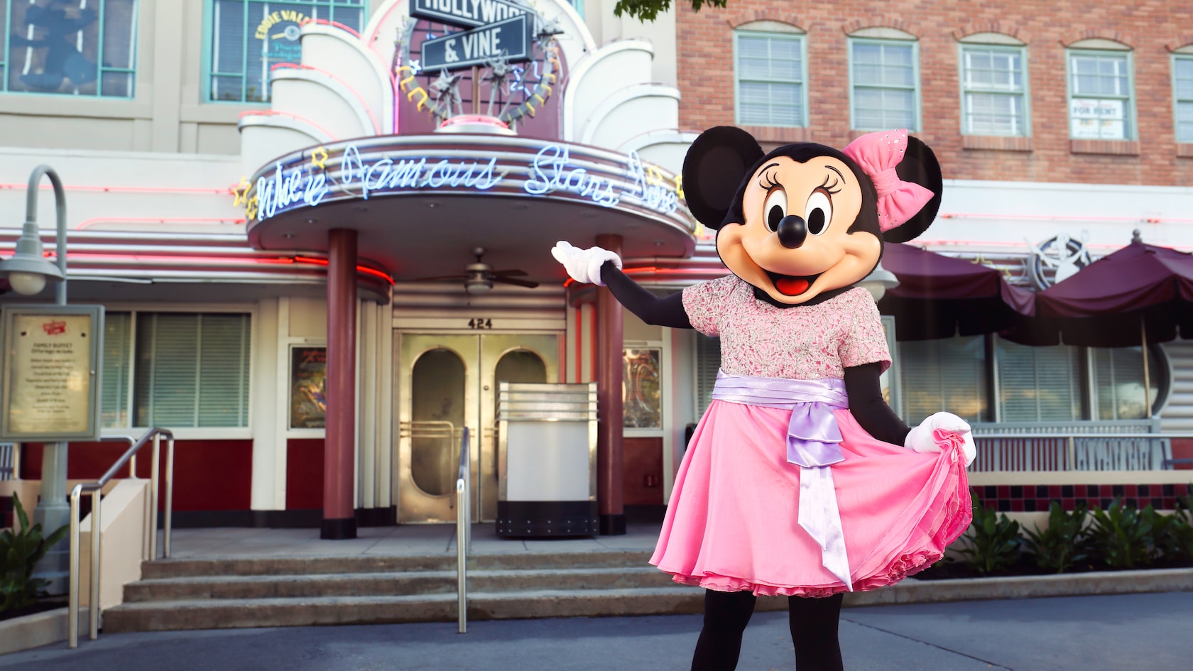 Disney Minnie Van Service: Cost, When It Is Worth It, and... 4 H V Minnie Silver Screen Full Body 16X9 1