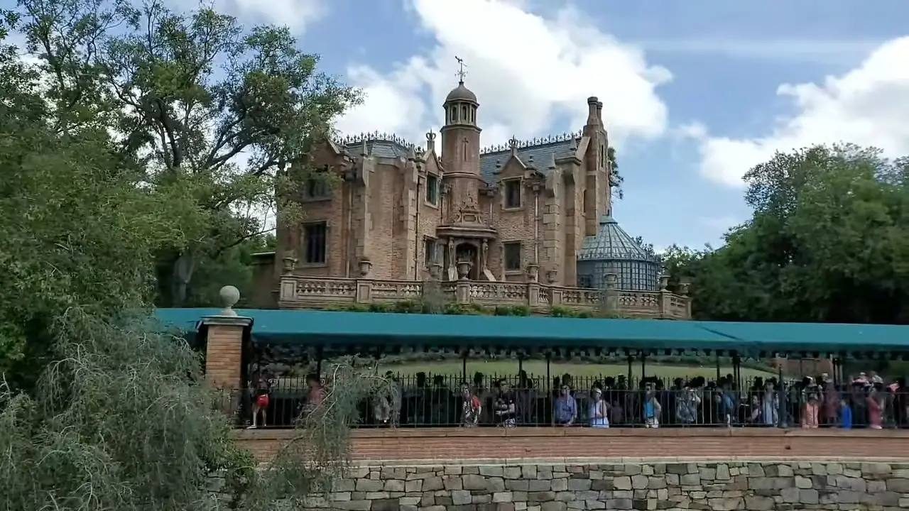 line for haunted mansion